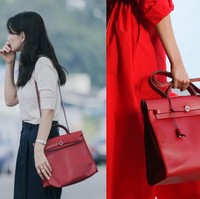Saat pergi ke desa tepi laut Gongjin, Shin Min Ah mengenakan ‘Herbag 31’ merah keluaran Hermes. Tas tersebut dijual seharga 3,034 dollar atau sekitar Rp 43,2 juta dalam laman Tradesy. Foto: dok. Netflix, dok. Hermes