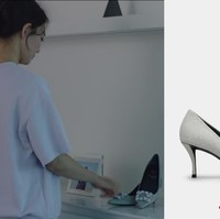 Sepatu silver yang dikenakannya membuat Shin Min Ah bertemu Kim Seon Ho. Ia mengenakan ‘Flower Strass Buckle Pumps in Fabrics’ keluaran Roger Vivier seharga 1,995 dollar atau sekitar Rp 28,4 juta. Foto: dok. Netflix, dok. Roger Vivier