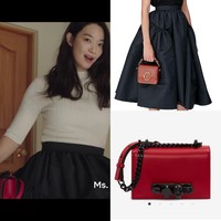 Shin Min Ah pun memadukan rok dan tas mewah keluaran Alexander McQUEEN. ‘Mini Jewelled Satchel’ merah itu bernilai 1,790 dollar atau sekitar Rp 25,5 juta. Sementara ‘Exploded Gathered Midi Skirt’ bernilai 890 euro atau sekitar Rp 15 juta. Foto: dok. Netflix, dok. Alexander McQueen