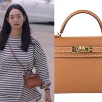 Dalam episode dua, Shin Min Ah mengenakan ’Sellier Mini Kelly II Bag’ keluaran Hermes. Pemeran dokter gigi itu mengenakan tas bernilai fantastis seharga 32,500 dollar atau sekitar Rp 463,1 juta. Foto: dok. Netflix, dok. Hermes