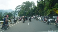 Jadi, volume kendaraan dari turis balas dendam memadati sepanjang jalur Cisarua sampai Puncak Pass. Mobil berjejer bak diparkir. (Ahmad Masaul/detikcom)