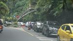 Potret Wisatawan Balas Dendam Mengular di Jalur Puncak