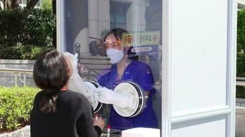 Tes Corona untuk pejalan kaki disediakan di berbagai tempat. Foto: Bored Panda