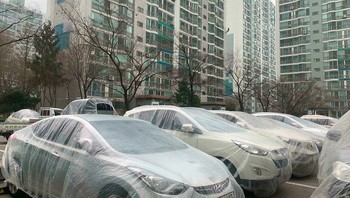 Karena ada renovasi di apartemen, mobil-mobil di parkiran dibungkus plastik agar tidak terkena debu ataupun kotoran. Foto: Bored Panda