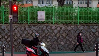 Lampu merah pun ada di permukaan agar pengendara lebih awas. Foto: Bored Panda