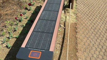 Kursi di sebuah taman di Seoul bertenaga surya, dilengkapi dengan colokan USB. Foto: Bored Panda