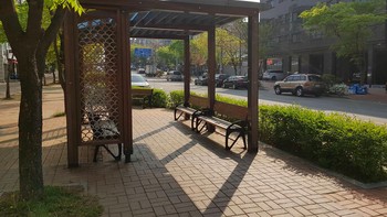 Di kota Ansan, pejalan kaki atau pesepeda diberi tempat istirahat yang nyaman setiap sekitar setengah kilometer. Foto: Bored Panda