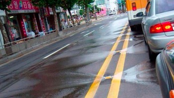 Ada semprotan air di jalan raya untuk membersihkan secara otomatis. Foto: Bored Panda