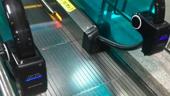 Eskalator dibekali disinfektan otomatis agar pegangannya tetap steril. Foto: Bored Panda