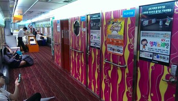 Ada ruang karaoke pribadi untuk melepas penat di bandara. Foto: Bored Panda