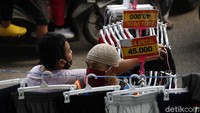 PKL kembali berdagang setelah Jakarta keluar dari zona merah COVID-19.