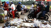 Para PKL berjualan di sepanjang Banjir Kanal Timur, Jakarta.