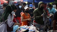 Warga pun kembali ramai berbelanja. Mereka membeli pakaian maupun makanan.