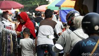 Kerumunan warga terlihat saat berbelanja di kawasan Banjir Kanal Timur, Jakarta, Minggu (05/09/2021).
