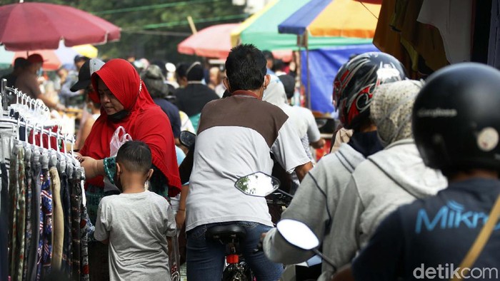 Jakarta telah keluar dari zona merah COVID-19. Roda perekonomian bergeliat dan pedagang mulai berjualan. Seperti para PKL di Banjir Kanal Timur ini.