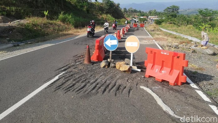 Jalan di sumedang ambles tak kunjung diperbaiki