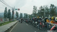 Kepadatan ini didominasi pemotor. Mereka sampai mengambil jalur ketiga dari arah berlawanan. (Ahmad Masaul/detikcom)