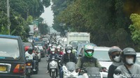 Hingga petang tadi diturunkan, ada beberapa titik penyekatan sistem satu arah di Puncak, yakni di Cisarua dan sekitar kebun teh Gunung Mas. (Ahmad Masaul/detikcom)