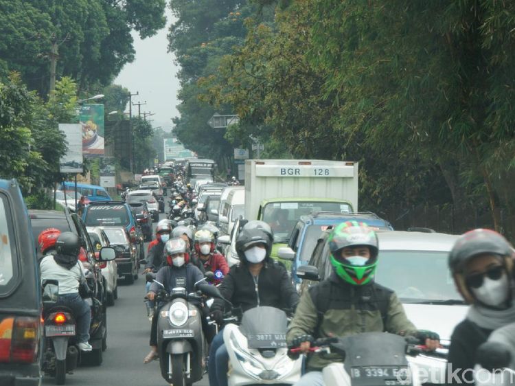 Potret Wisatawan Balas Dendam Mengular di Jalur Puncak