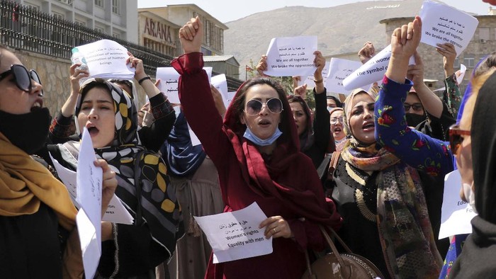 Ketika Perempuan Afghanistan Turun ke Jalan Women gather to demand their rights under the Taliban rule during a protest in Kabul, Afghanistan, Friday, Sept. 3, 2021. As the world watches intently for clues on how the Taliban will govern, their treatment of the media will be a key indicator, along with their policies toward women. When they ruled Afghanistan between 1996-2001, they enforced a harsh interpretation of Islam, barring girls and women from schools and public life, and brutally suppressing dissent. (AP Photo/Wali Sabawoon)