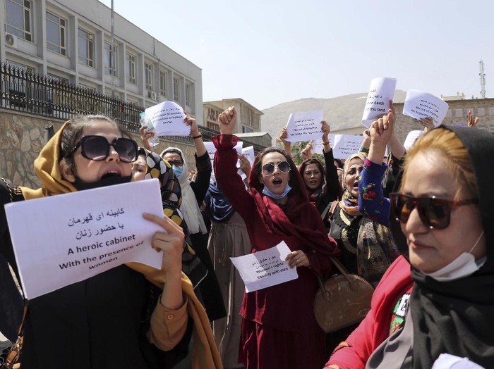 Ketika Perempuan Afghanistan Turun ke Jalan Women gather to demand their rights under the Taliban rule during a protest in Kabul, Afghanistan, Friday, Sept. 3, 2021. As the world watches intently for clues on how the Taliban will govern, their treatment of the media will be a key indicator, along with their policies toward women. When they ruled Afghanistan between 1996-2001, they enforced a harsh interpretation of Islam, barring girls and women from schools and public life, and brutally suppressing dissent. (AP Photo/Wali Sabawoon)