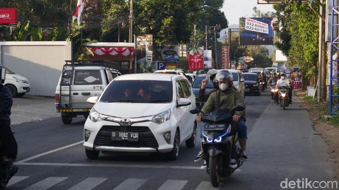 Arus balik kendaraan wisatawan luar daerah yang berkunjung ke kawasan wisata Lembang, Kabupaten Bandung Barat (KBB) pada libur akhir pekan kali ini terjadi sejak Minggu (5/9/2021) sore hingga malam hari.