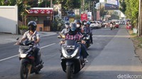 Selain itu pihaknya juga memberlakukan CB one way pada Minggu siang dam sore mengingat terjadinya penumpukan kendaraan dari arah Bandung menuju Lembang maupun sebaliknya.  