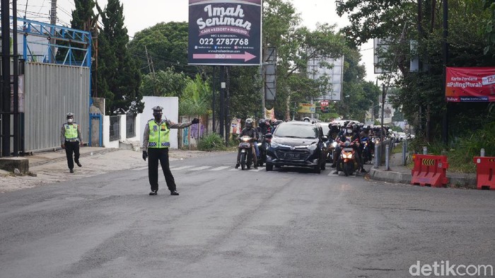Libur Akhir Pekan Usai, Wisatawan Mulai Tinggalkan Lembang Arus balik kendaraan wisatawan luar daerah yang berkunjung ke kawasan wisata Lembang, Kabupaten Bandung Barat (KBB) pada libur akhir pekan kali ini terjadi sejak Minggu (5/9/2021) sore hingga malam hari.