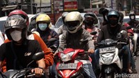 Selain kendaraan roda empat, jalanan juga dipenuhi oleh sepeda motor.