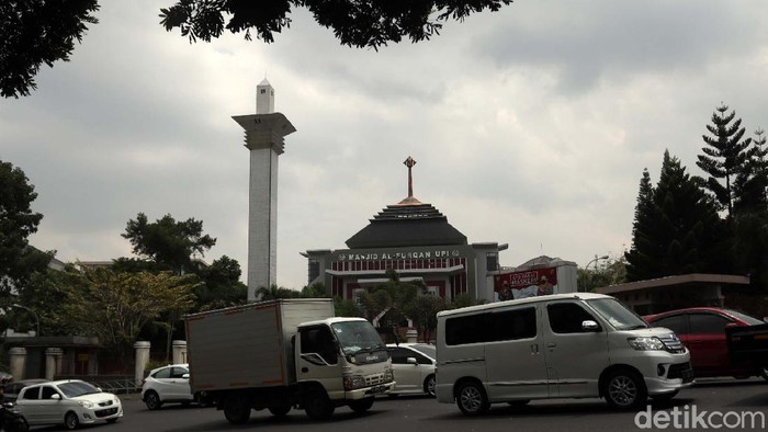 Kemacetan terjadi di Jalan Setiabudhi, Kota Bandung, Jawa Barat. Hal itu karena banyak kendaraan yang menuju kawasan wisata Lembang.
