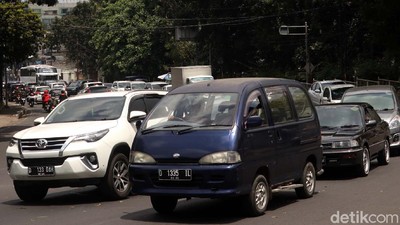 Liburan! Arus Lalu Lintas Menuju Lembang Macet