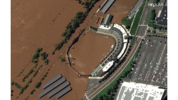Dan, ini suasana terikini stadion tersebut lapangannya sudah terisi air cokelat pekat. Foto: Maxar Technologies