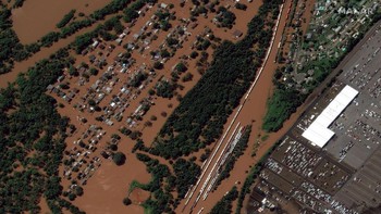 Tidak hanya perumahan, akses transportasi jalanan sampai rel kereta api terendam banjir. Foto: Maxar Technologies
