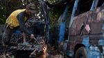 Menengok Jagal Bangkai Angkot di Depok