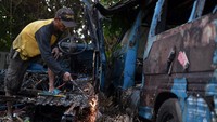 Puluhan angkot yang sudah tidak berfungsi dan tidak layak jalan tersebut dipotong. 
