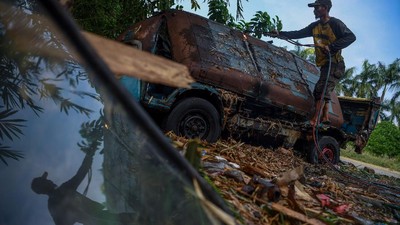 Menengok Jagal Bangkai Angkot di Depok