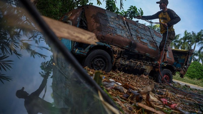 Seorang pekerja memotong bangkai angkot menggunakan las di Depok, Jawa Barat, Minggu (5/9/2021). Puluhan angkot yang sudah tidak berfungsi dan tidak layak jalan tersebut dipotong untuk diambil beberapa bagiannya yang masih memiliki nilai ekonomis. ANTARA FOTO/Wahyu Putro A/aww.
