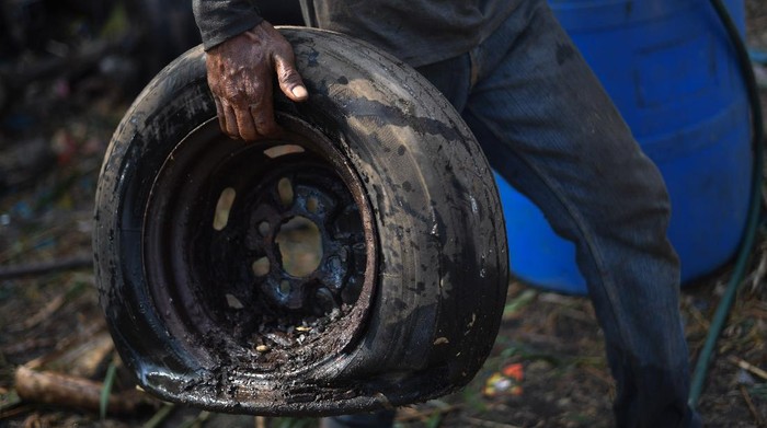 Seorang pekerja memotong bangkai angkot menggunakan las di Depok, Jawa Barat, Minggu (5/9/2021). Puluhan angkot yang sudah tidak berfungsi dan tidak layak jalan tersebut dipotong untuk diambil beberapa bagiannya yang masih memiliki nilai ekonomis. ANTARA FOTO/Wahyu Putro A/aww.