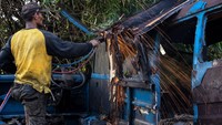 Puluhan angkot yang sudah tidak berfungsi dan tidak layak jalan tersebut dipotong. 