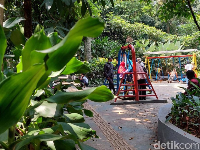 Meski belum dibuka, sejumlah taman di Kota Bandung telah ramai pengunjung. Seperti terlihat di Taman Inklusi, Kota Bandung.