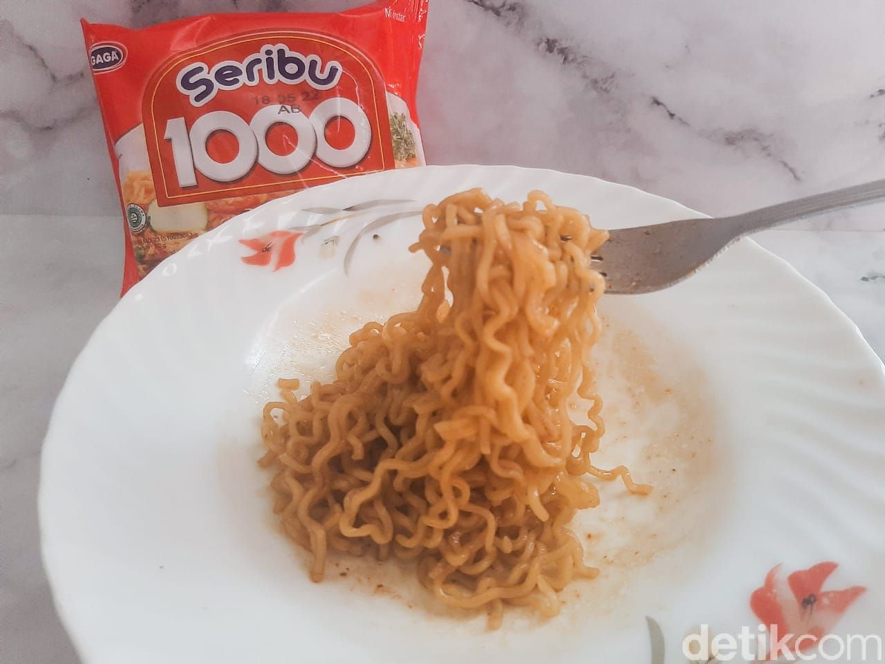 Mie Instan Harga Rp 1.000-an di Indonesia. Ada 3 Merek Mie Instan yaitu Sakura, Intermi, dan GAGA 1000.