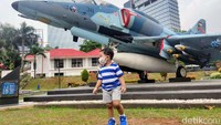Jika Museum Satriamandala yang berisikan soal seluk beluk dan sejarah Tentara Nasional Indonesia itu sudah dibuka kembali, para pengunjung juga bisa bermain sambil belajar loh disana. Apalagi bila memiliki anak yang tertarik akan dunia militer. Jangan sampe ketinggalan gaes.