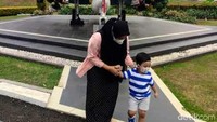 Seorang anak berjalan di depan sebuah pesawat yang terpajang di depan halaman Museum Satriamandala, Jl Gatot Subroto, Jakarta.