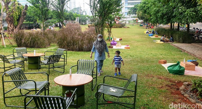 Nggak Usah Jauh-jauh, Coba Deh Piknik di Tengah Kota Dimasa pandemi ini banyak tempat ditutup atau dibatasi segala aktivitasnya, terlebih lagi di area indoor yang masuk zona merah. Mau piknik? Nggak akan bisa.
Eits, jangan sedih... Cobain deh piknik yang gak usah jauh-jauh banget, masih berada di tengah kota Jakarta kok. Nih tempatnya.