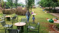Tak cuma untuk makan lho, Taman Piknik Satria Mandala juga menyediakan area kerja terbuka untuk kamu yang menginginkan nuansa baru saat kerja dan meninggalkan deretan kubikal yang biasa kamu temui setiap harinya. Penasaran? Coba aja sendiri yaah.