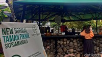 Area piknik adalah wilayah terbesar di Taman Piknik SatriaMandala. Suasana yang nyaman semakin mendukung untuk bisa menghabiskan waktu bersama orang yang disayang dengan cara yang lebih menyenangkan.