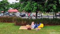 Lokasi persisnya sebenernya ada di taman atau parkiran depan halaman Museum Satriamandala. Karena dikemas dengan apik, lokasi ini jadi cozy banget lho.   