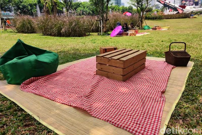 Dimasa pandemi ini banyak tempat ditutup atau dibatasi segala aktivitasnya, terlebih lagi di area indoor yang masuk zona merah. Mau piknik? Nggak akan bisa.

Eits, jangan sedih... Cobain deh piknik yang gak usah jauh-jauh banget, masih berada di tengah kota Jakarta kok. Nih tempatnya.
