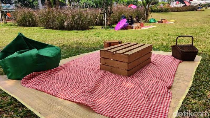 Dimasa pandemi ini banyak tempat ditutup atau dibatasi segala aktivitasnya, terlebih lagi di area indoor yang masuk zona merah. Mau piknik? Nggak akan bisa.

Eits, jangan sedih... Cobain deh piknik yang gak usah jauh-jauh banget, masih berada di tengah kota Jakarta kok. Nih tempatnya.
