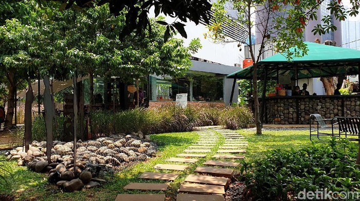 Nggak Usah Jauh-jauh, Coba Deh Piknik di Tengah Kota Dimasa pandemi ini banyak tempat ditutup atau dibatasi segala aktivitasnya, terlebih lagi di area indoor yang masuk zona merah. Mau piknik? Nggak akan bisa.
Eits, jangan sedih... Cobain deh piknik yang gak usah jauh-jauh banget, masih berada di tengah kota Jakarta kok. Nih tempatnya.